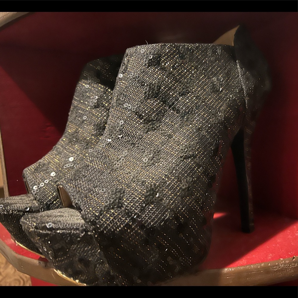 Black heels with a slight gold glimmer (used)